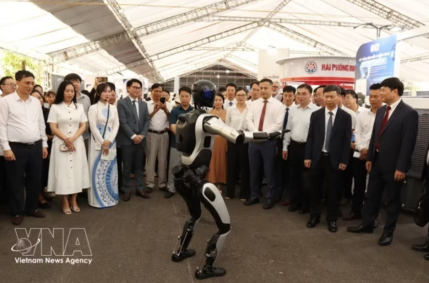 与会代表参观 2026 年海防创新创业节（Techfest Haiphong 2026）科技产品展。图自越通社
