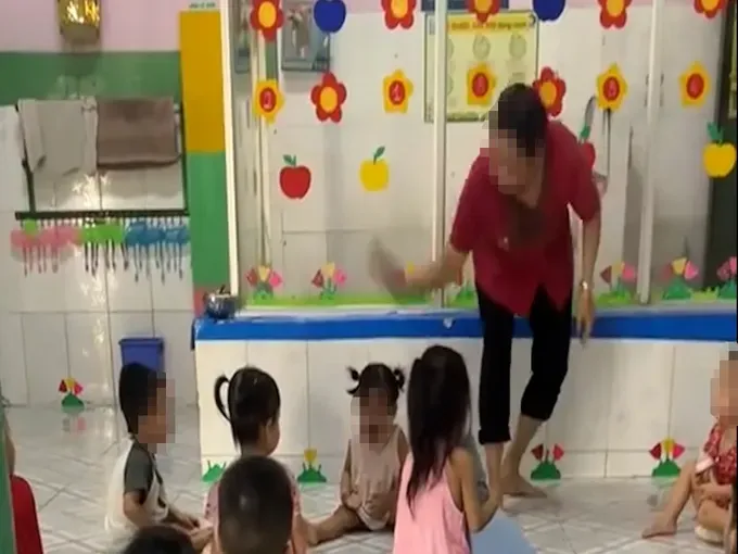 该妇女不断用手殴打女童头部和身体。视频截图。
