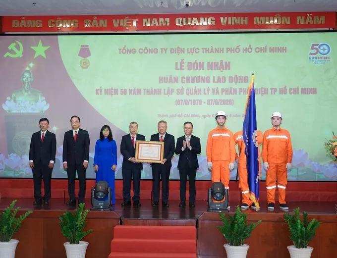 EVNHCMC受国家主席委托，胡志明市市委副书记邓明通向EVNHCMC颁授三等劳动勋章。
