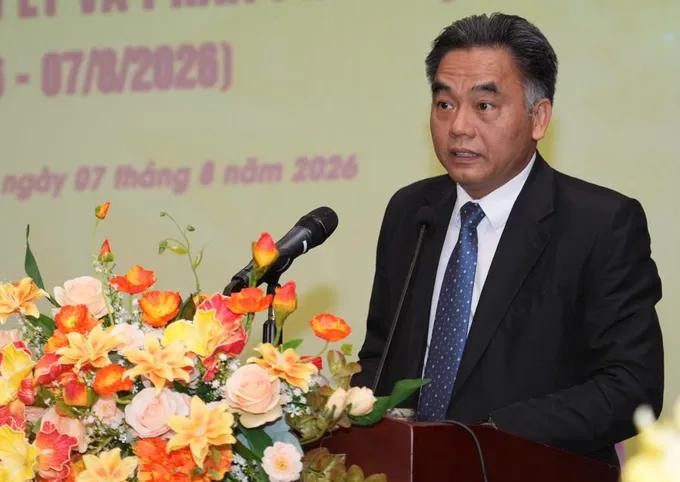 Phó-Bí-thư-Thành-ủy-TPHCM-Đặng-Minh-Thông-trao-Huân-chương-Lao-động2.jpg