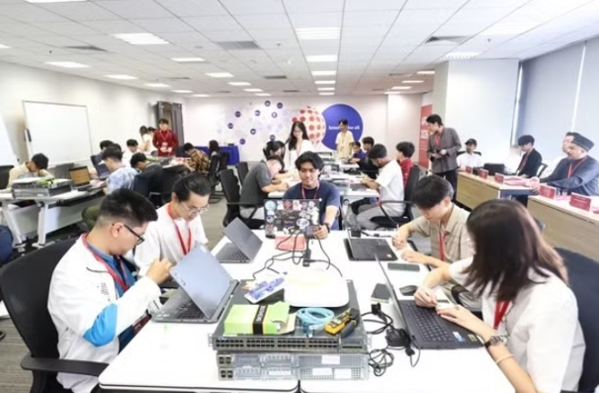 学员们在APIE Camp于8月3日至7日举行期间学习了物联网、云计算、域名系统、网络虚拟化等方面相关知识并进行实际操作。图自mst.gov.vn