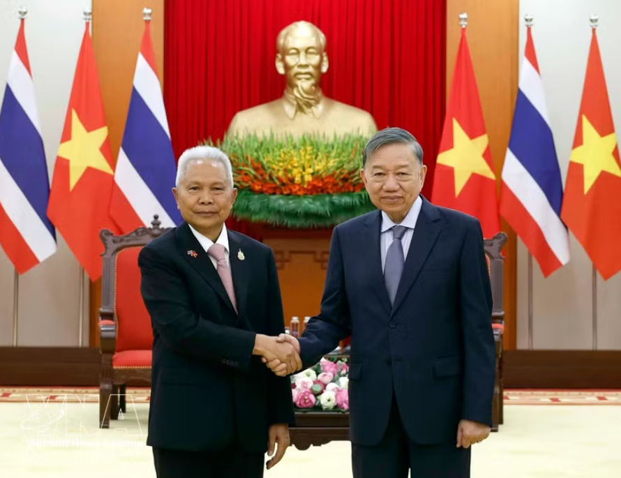 党中央总书记、国家主席苏林会见泰国国会主席索蓬 。图自越通社