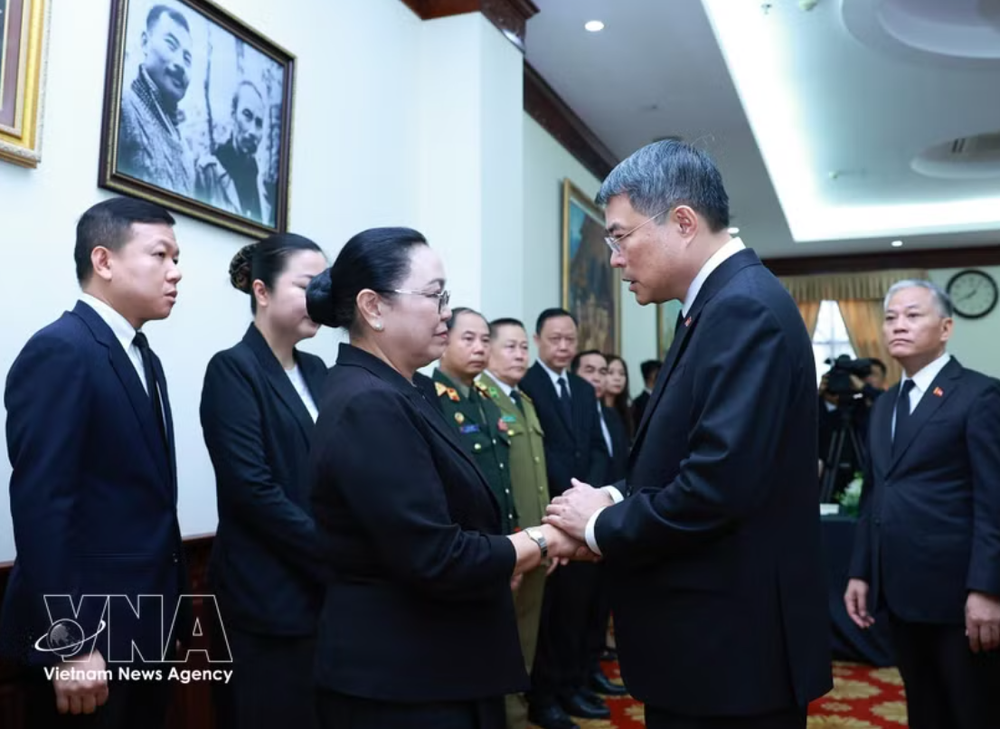 越南政府总理黎明兴吊唁老挝中央政治局委员、国会主席赛颂蓬·丰威汉逝世。图自越通社