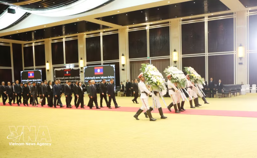 8月10日，越南驻老挝大使阮明心率领越南驻老大使馆、越南驻老代表机构以及旅老越南人社群代表团前往吊唁赛宋蓬·丰威汉同志。图自越通社