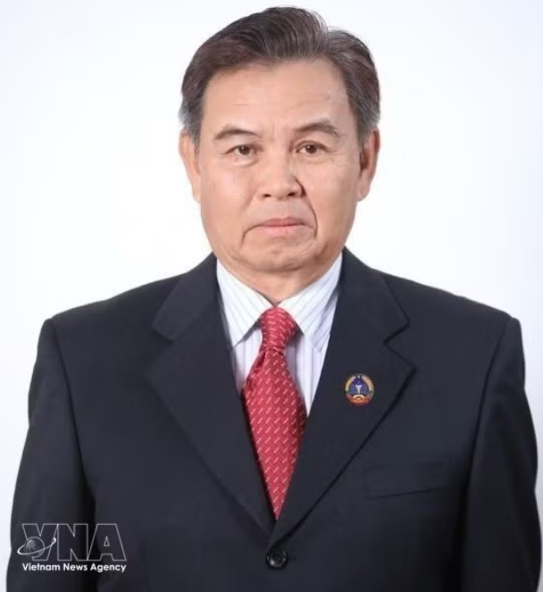 老挝人民民主共和国国会主席、原老挝建国阵线中央委员会主席赛宋蓬·丰威汉同志于8月8日逝世，享年70岁 图自越通社