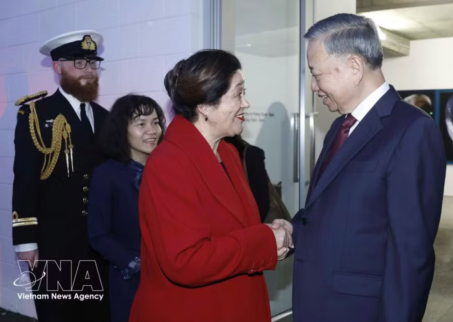 党中央总书记、国家主席苏林与新西兰总督辛迪·基罗参观新西兰著名摄影师摄影展。图自越通社