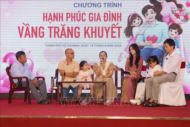 克服困难、培育幸福、抚养子女成长的模范残疾人士家庭在活动中参加交流。