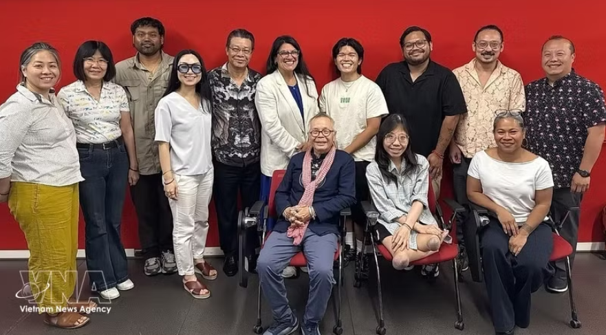 胡志明市橙剂/二恶英受害者协会代表团与美国友人合影。图自越通社