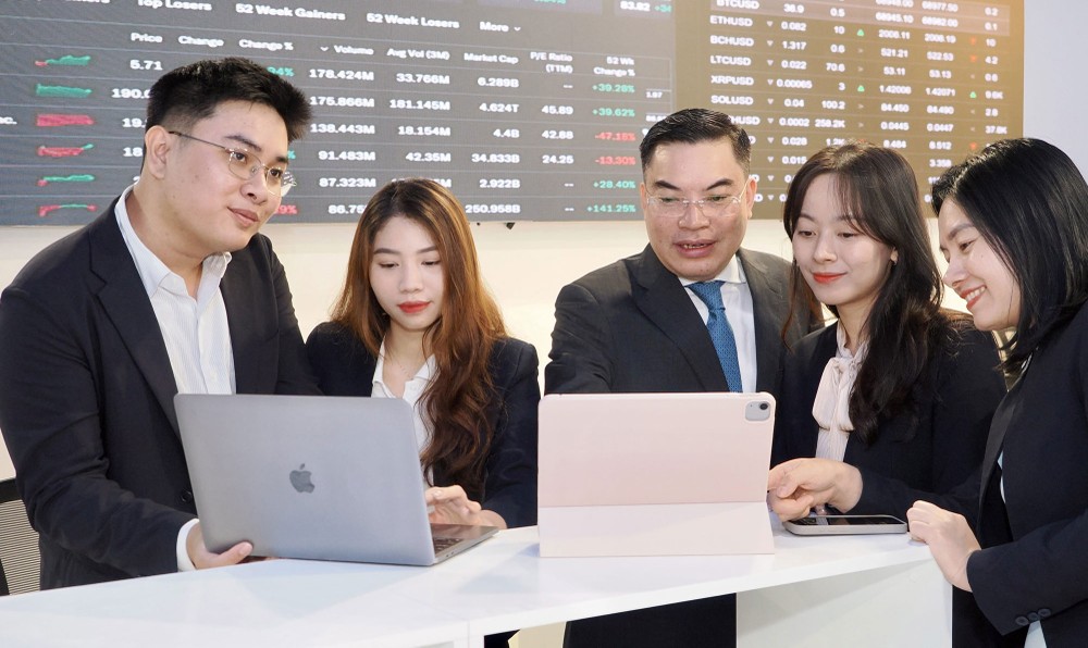 投资商关注证券市场上各指数和股票波动。图：黄雄