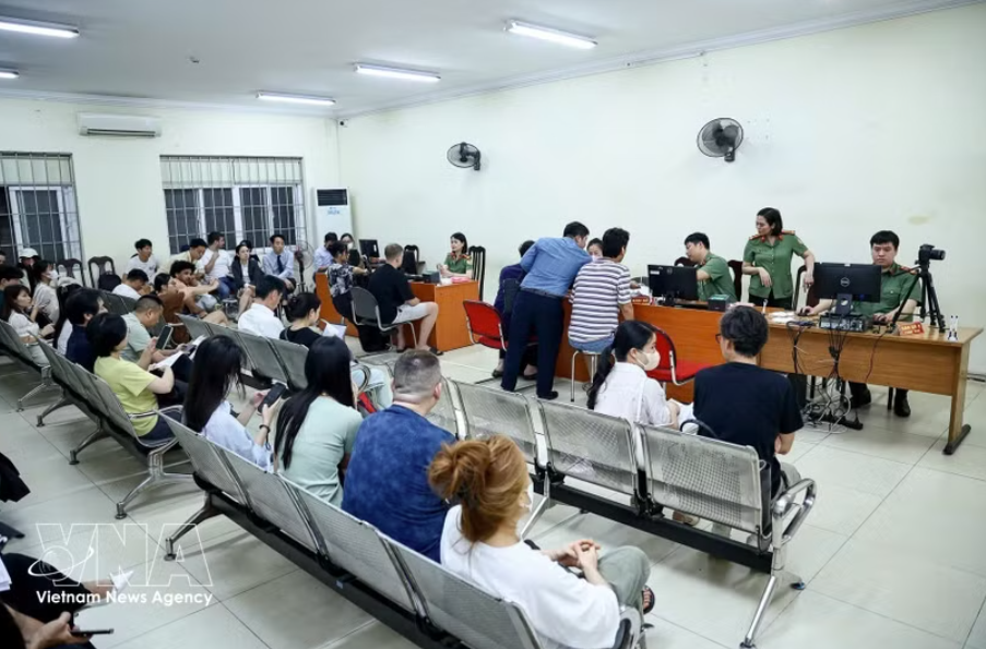 首都公安干部、警务人员开展二级电子身份账户注册工作。图自越通社