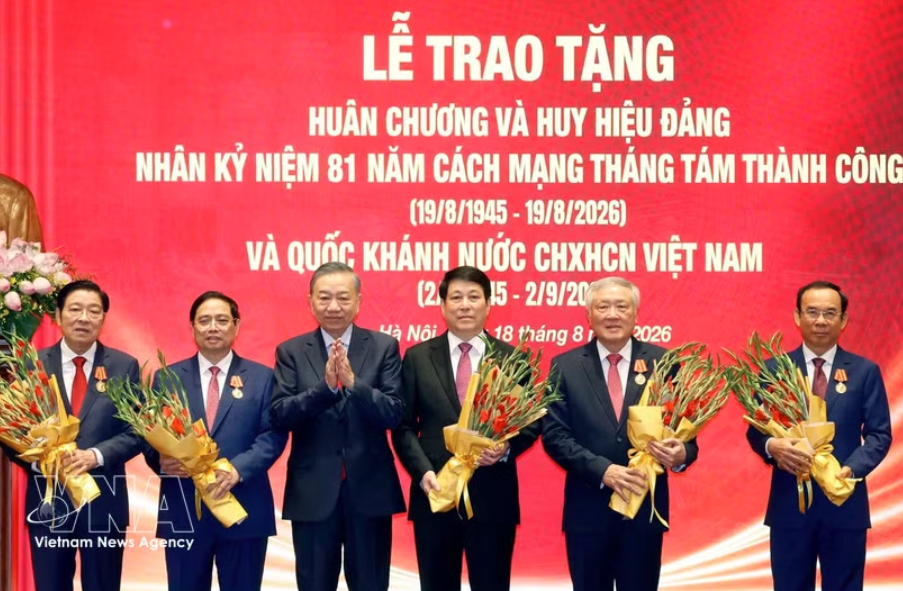 苏林总书记、国家主席向原国家主席梁强，原政府总理范明政，原党中央书记处书记、原中央内政部部长潘廷擢，原政府常务副总理阮和平以及原胡志明市市委书记阮文年颁发胡志明勋章。图自越通社