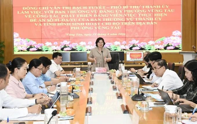 胡志明市市委副书记文氏白雪主持工作会议。