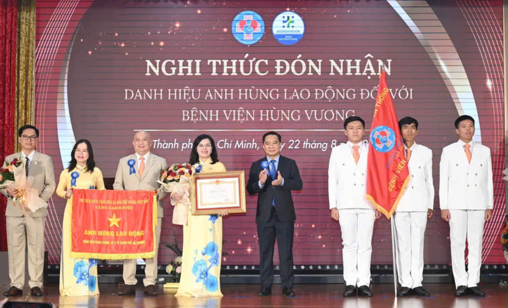 胡志明市人委会主席阮文得向雄王医院颁发“劳动英雄”称号。（图：越勇）