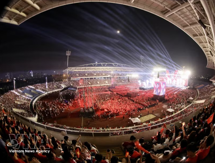附图：2025年举行的政论性艺术晚会《祖国在我心中》吸引数万人观看。图自越通社