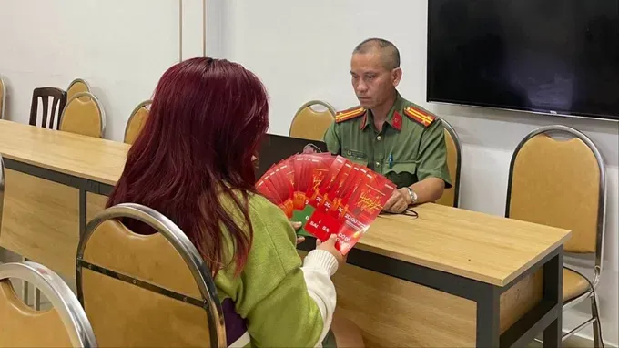 公安与在网络上发布兜售“祖国在我心中”艺术活动赠票信息的嫌疑人进行讯问。图：CACC。