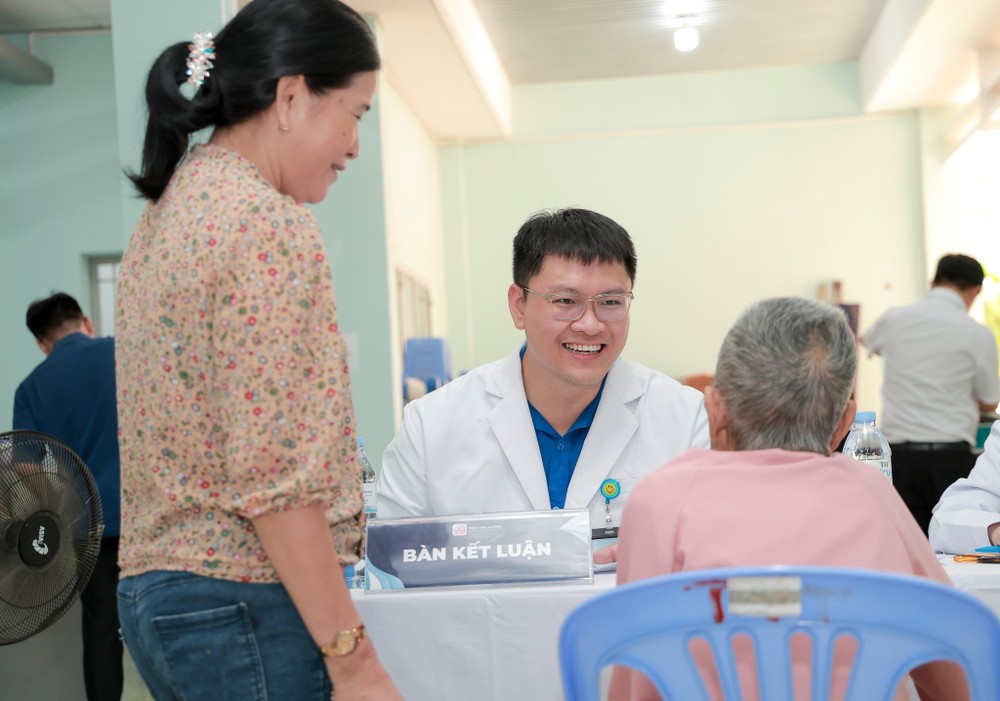安平医院医生为民众诊病（图：玉玄）