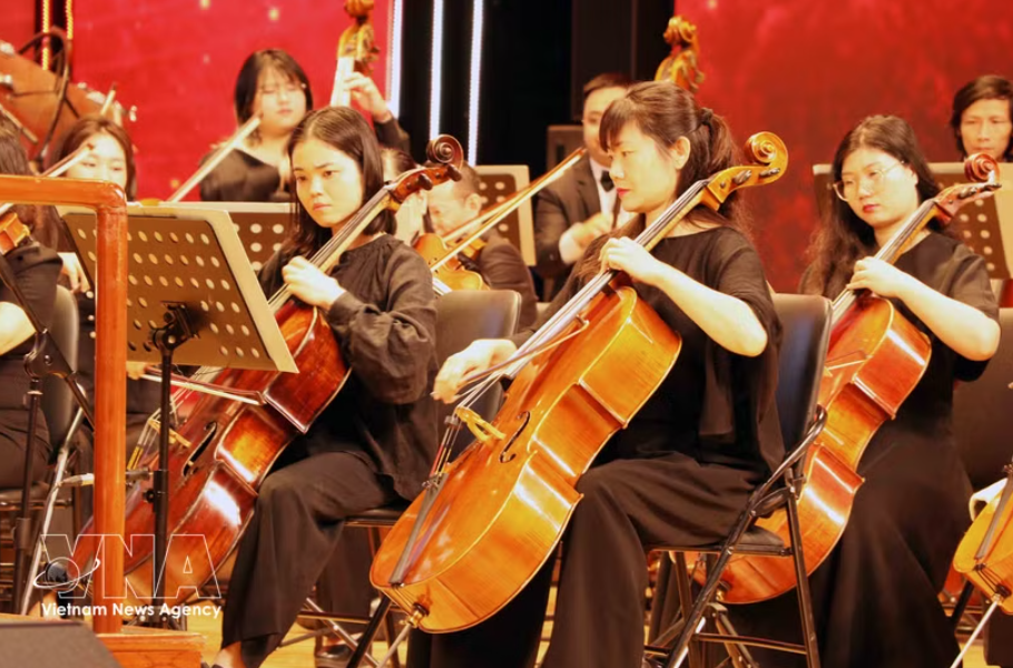 “新年音乐会”（New Year Concert）艺术晚会在海防市凤凰花剧院的现代艺术空间内倾情上演。图自越通社
