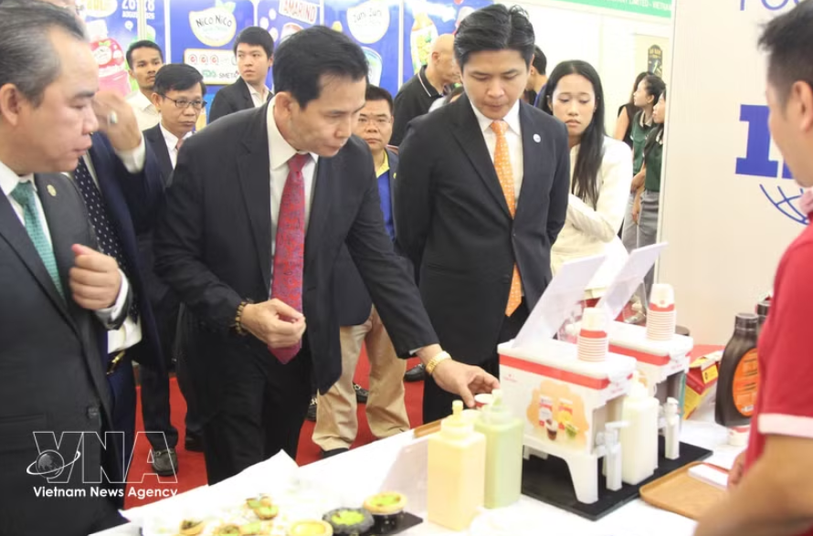 代表们参观越南企业的展位。图自越通社