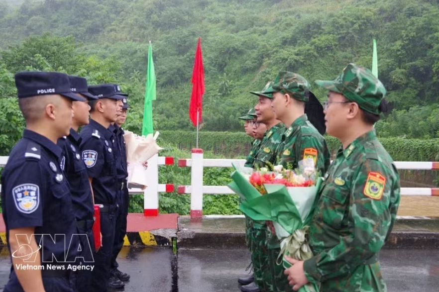 双方巡逻指挥长代表在越中边境友谊桥分界线上互相献花。图自越通社