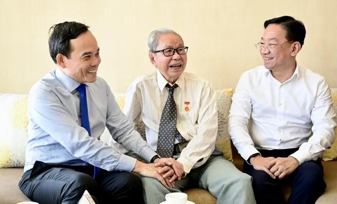 3trao Huy hiệu.jpg