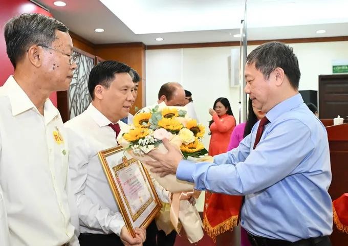 4đảng viên Đảng bộ.jpg