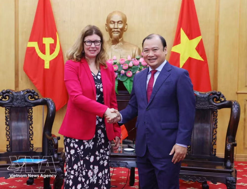 胡志明国家政治学院常务副院长黎海平会见联合国儿童基金会驻越南代表西尔维娅·达奈洛夫。图片来源：越通社