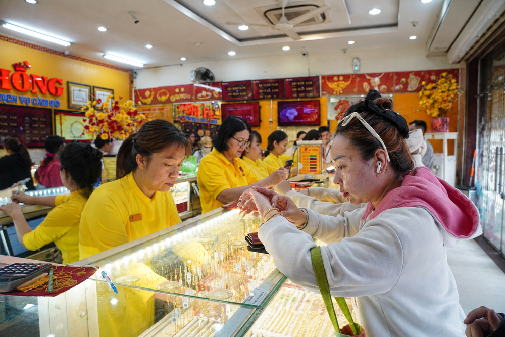 民众在胡志明市媚红金店购买黄金。图：阮黄/《新闻与民族报》