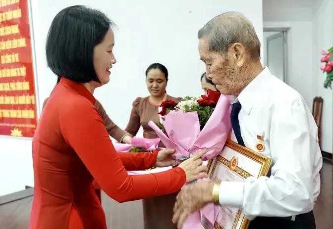 2trao Huy hiệu.jpg