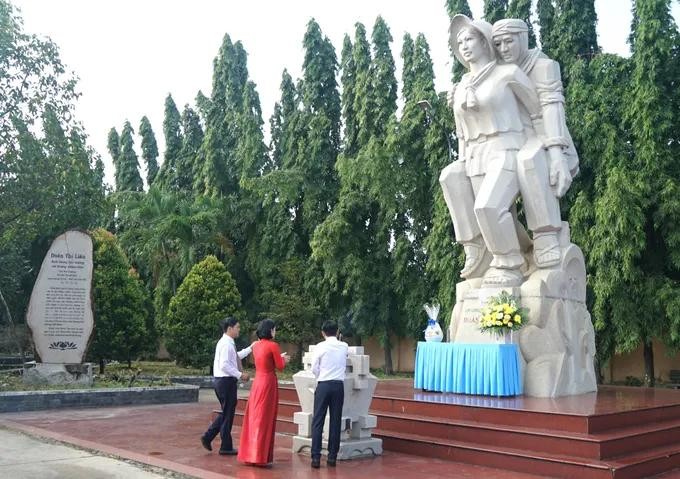 3trao Huy hiệu.jpg
