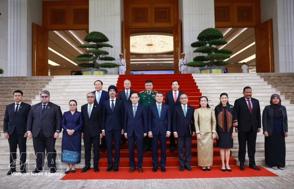 政府总理黎明兴与各位东盟国家驻越使大使和临时代办合影。图自越通社
