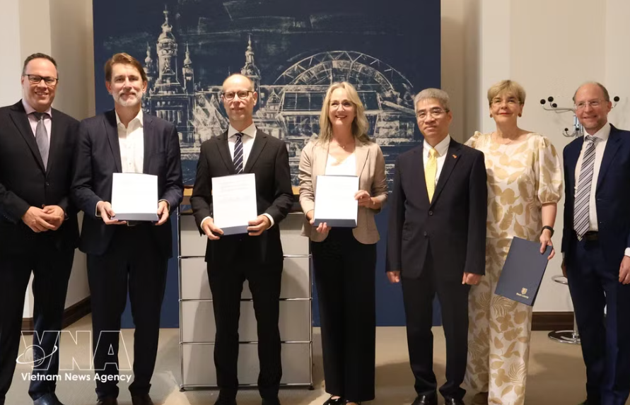 越南驻德国大使阮得成（右三）出席并见证了德越中心（German-Vietnam Hub）成立意向书签署仪式。图自越通社