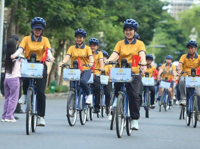 逾千人在胡志明市中心区参加自行车巡游。图：青松