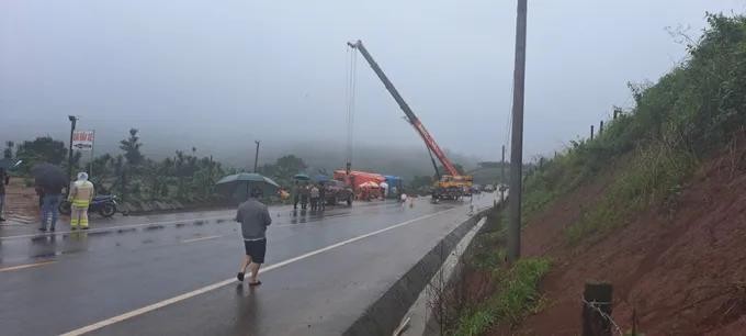 2Xe khách bị lật.jpg
