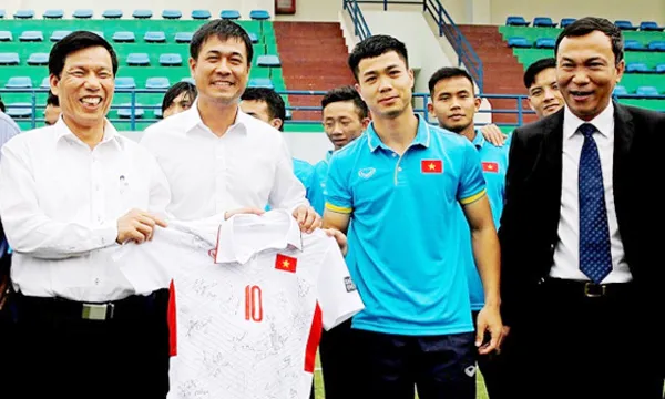 Bộ trưởng Nguyễn Ngọc Thiện nhận áo số 10 từ U22 Việt Nam. Ảnh: NGỌC HẢI