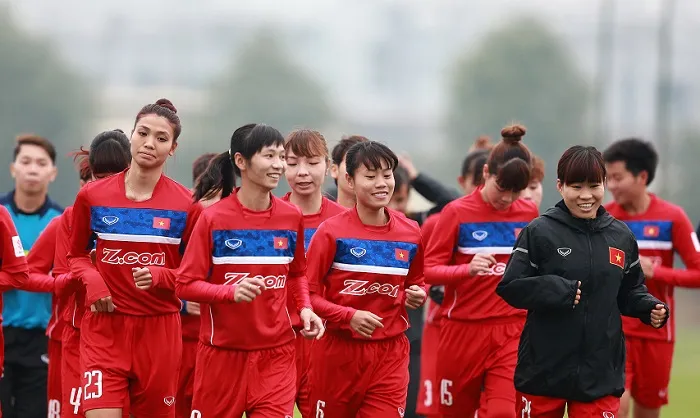 Đội tuyển nữ đi biển rèn thể lực ảnh 1