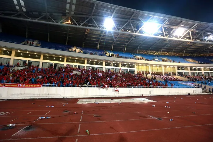 Trận đấu tạm dừng vì pháo sáng ném xuống sân ảnh 7