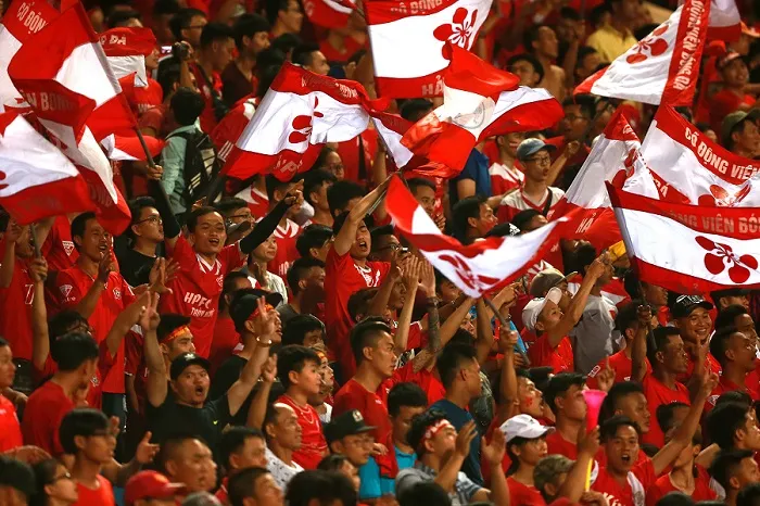 Trận đấu tạm dừng vì pháo sáng ném xuống sân ảnh 2