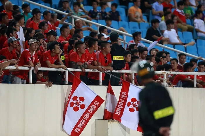 Trận đấu tạm dừng vì pháo sáng ném xuống sân ảnh 5