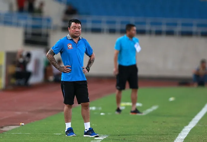 Trận đấu tạm dừng vì pháo sáng ném xuống sân ảnh 6