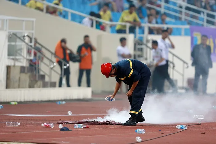 Trận đấu tạm dừng vì pháo sáng ném xuống sân ảnh 4