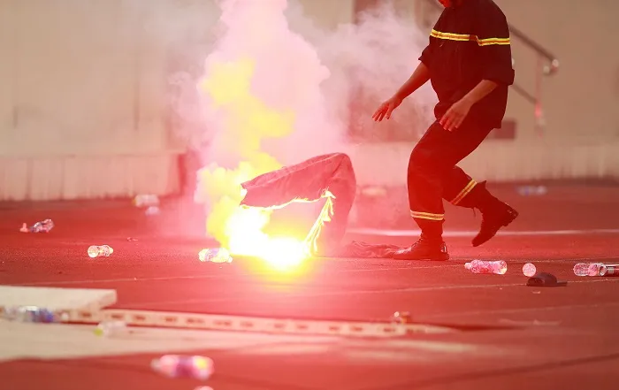 Trận đấu tạm dừng vì pháo sáng ném xuống sân ảnh 3