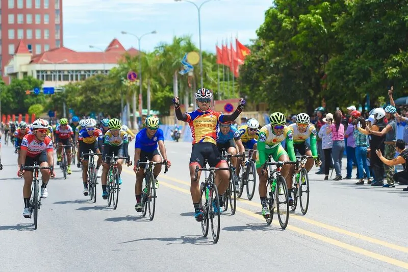 Thời tiết đẹp ủng hộ cua-rơ tiến về Trường Sơn ảnh 5