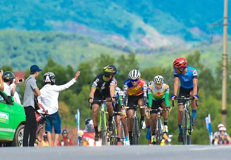 Thời tiết đẹp ủng hộ cua-rơ tiến về Trường Sơn ảnh 3