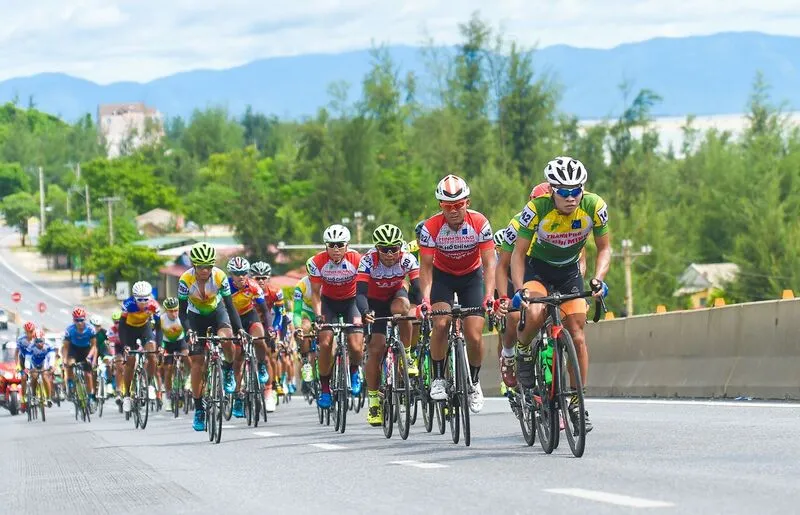 Thời tiết đẹp ủng hộ cua-rơ tiến về Trường Sơn ảnh 4