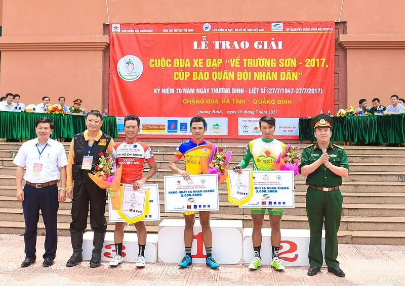 Tấn Hoài (giữa) đã nhận phần thưởng về nhất chặng. Nguồn: BTC