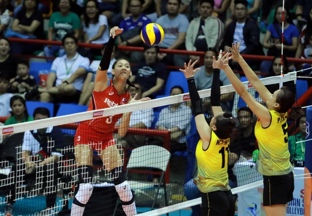 Chủ công Santiago Alyja Daphne (3) của Philippines luôn đánh trên chắn của nữ Việt Nam. Nguồn: AVC