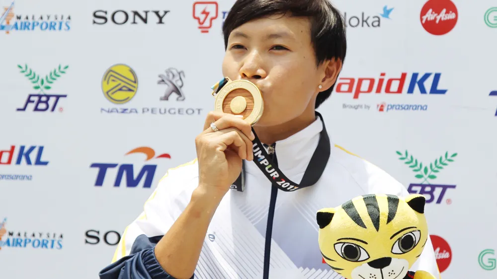 Cua-rơ Nguyễn Thị Thật giành HCV cho đội xe đạp Việt Nam. Ảnh: HOÀNG HÙNG