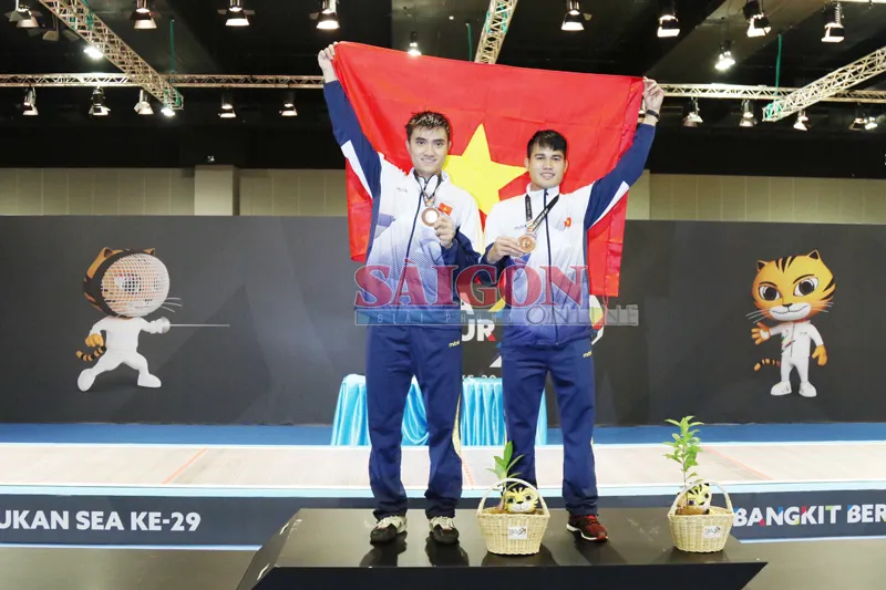 Chàng trai cầm cờ cho thể thao VN đoạt HCV kiếm chém ảnh 1