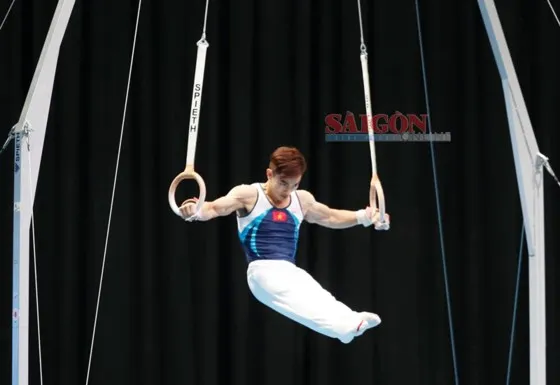 Phước Hưng giành HCB trong khi đồng đội Đặng Nam đoạt HCV vòng treo đơn môn. Ảnh: DŨNG PHƯƠNG