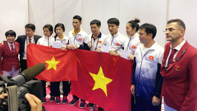 Các VĐV karatedo được chúc mừng sau chiến thắng. 